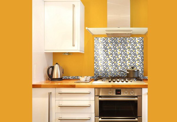 Imaginées sur le principe des plinthes, les crédences Maplinthe-deco bénéficient des mêmes avantages. La pose est ultra rapide grâce aux larges bandes d’adhésif double-face placées au verso. La découpe nécessite, quant à elle, une simple paire de ciseaux.