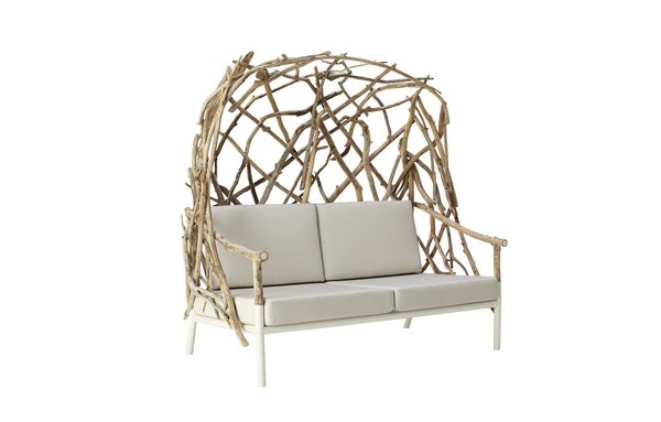 Hybride : cette étonnante assise d’extérieur poursuit la recherche de la marque sur le design écologique et organique. Bergère deux places Outline outdoor, bois flotté, tissu pour l’extérieur, L.160 x P.90 x H.160 cm, 1980 €, Bleu Nature.