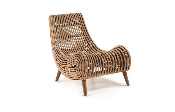 Sinueux : évoquant la nature à l’état sauvage, chaque pièce est unique et joue avec les légères variations de la matière. Fauteuil Tika, en rotin finition naturelle, pieds en bois d'acajou, L.74 x P. 94 x H. 78 cm, 240 €, Kave Home.