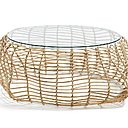Légère : l’association du verre et du rotin lui confère une modernité exotique. Table basse Tebelt, structure en fer et rotin, plateau en verre trempé, L.118 x P. 102 x H. 32 cm, 321 €, Kave Home.