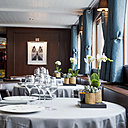 Signe d’un luxe discret du monde nautique, le Don Juan II, de la compagnie Yacht de Paris est habillé d’acajou et d’un plafond de bois peint en blanc.