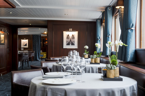 Signe d’un luxe discret du monde nautique, le Don Juan II, de la compagnie Yacht de Paris est habillé d’acajou et d’un plafond de bois peint en blanc.