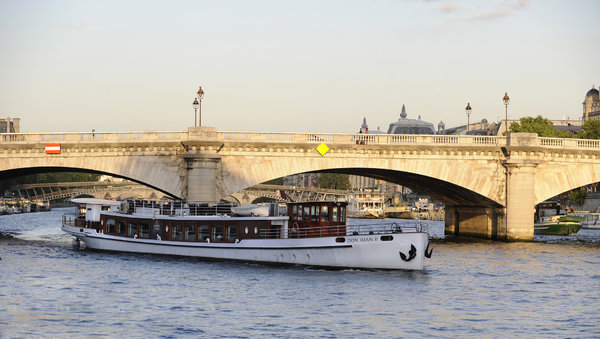 Traversant les 37 ponts de la Seine, le Don Juan II offre une croisière de luxe sur l’eau et un autre regard sur la capitale.