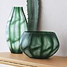Nuancés : translucides, ils évoquent le végétal et les feuilles d’aloé véra en vue macroscopique, presque abstraite. Vases Dova, en verre, deux tailles, à partir de 119 €, AM PM.