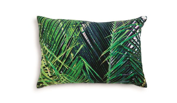 Ombre et feuillage : évoquant la profondeur des forêts tropicales, il est une bonne façon de changer sa déco, en un clin d’œil. Coussin Jangala, imprimé sur coton, 40 x 60 cm, 42 € Made.com.