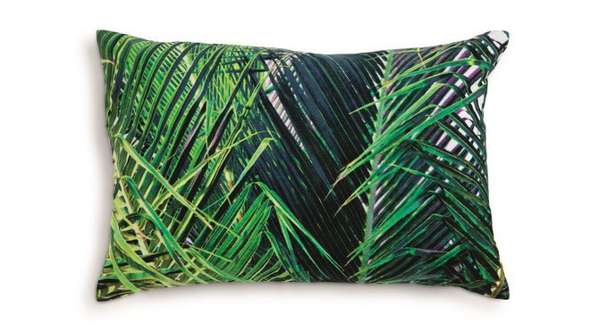 Ombre et feuillage : évoquant la profondeur des forêts tropicales, il est une bonne façon de changer sa déco, en un clin d’œil. Coussin Jangala, imprimé sur coton, 40 x 60 cm, 42 € Made.com. Ombre et feuillage : évoquant la profondeur des forêts tropicales, il est une bonne façon de changer sa déco, en un clin d’œil. Coussin Jangala, imprimé sur coton, 40 x 60 cm, 42 € Made.com.