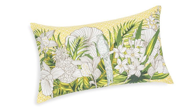 Sous les tropiques : voici une jolie interprétation des motifs de la forêt tropicale dans une harmonie de tons pastel… Coussin Urban Jungle, 30 x 50 cm, 12,99 €, Maisons du Monde. Sous les tropiques : voici une jolie interprétation des motifs de la forêt tropicale dans une harmonie de tons pastel… Coussin Urban Jungle, 30 x 50 cm, 12,99 €, Maisons du Monde.