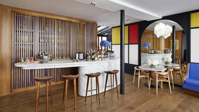 Le petit-déjeuner et collation sont servis sous forme de buffet dans une nouvelle salle spacieuse, aux couleurs vives et sur un comptoir vertigineux en marbre de Carrare, réalisé sur mesure.