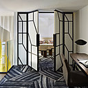 Pour les chambres en duplex, les cloisons rythment l’espace et reprennent les lignes graphiques de la structure.