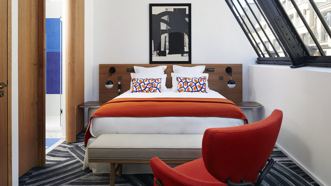 À chaque chambre est attribuée une couleur primaire, qui, malgré la simplicité des volumes, ne se ressemble pas.