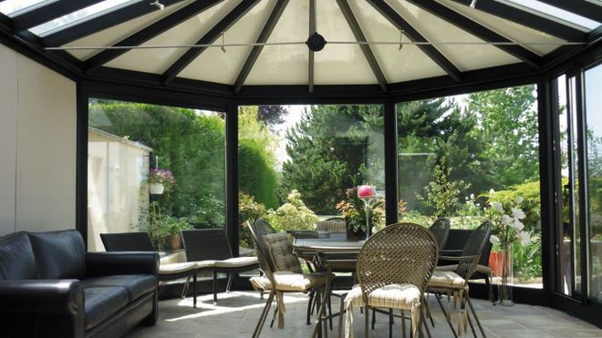 Entièrement conçues sur mesure, les vérandas en aluminium Tryba Le Vérandier sont modulables à l'envi, pour s'adapter parfaitement aux diverses architectures des habitations