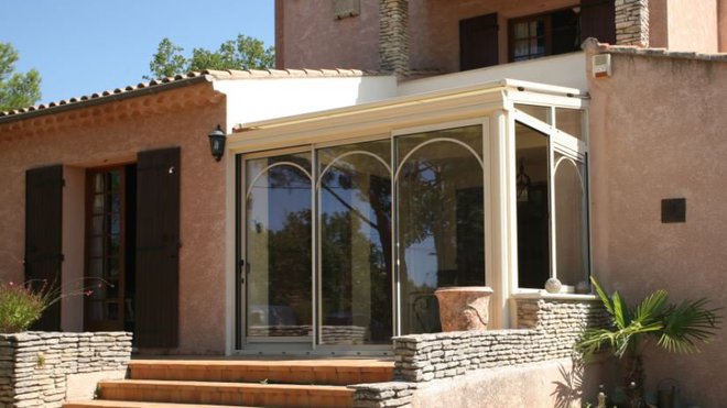 Disponible sur l’ensemble des modèles de véranda, le pack Ultra Basse Consommation permet de faire de réelles économies de chauffage l’hiver, tout en se préservant encore plus de la chaleur l’été.