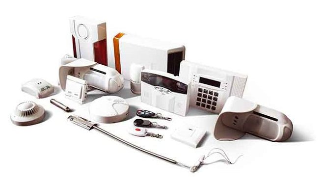 Reliée aux portes et fenêtres via des détecteurs d’ouverture ou placés dans les angles des pièces en hauteur pour repérer d’éventuelles présences d’intrus, il existe plusieurs types d’alarmes.