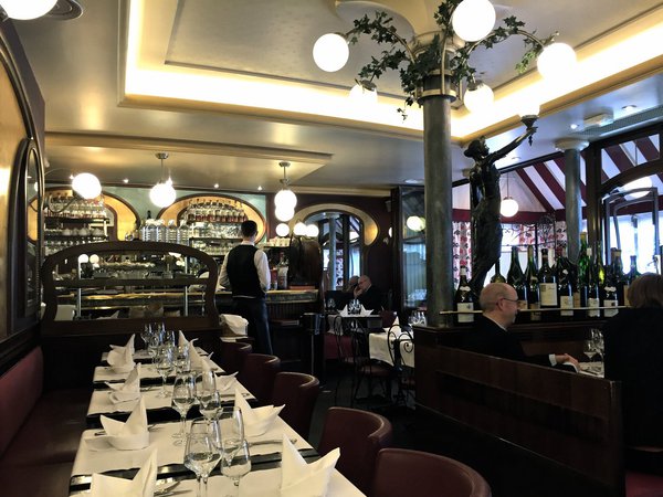 La salle du Petit Sommelier, ambiance brasserie 1900