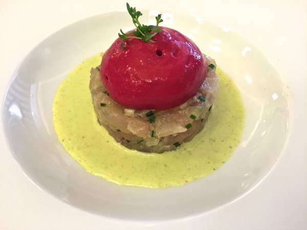 Tartare de daurade et citron confit assaisonné ad hoc.
