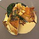 Pintade savoureuse avec son palet de pâtes riso aux truffes et jambon blanc.