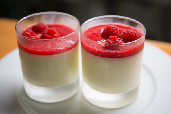 Pannacotta au coulis de framboises.