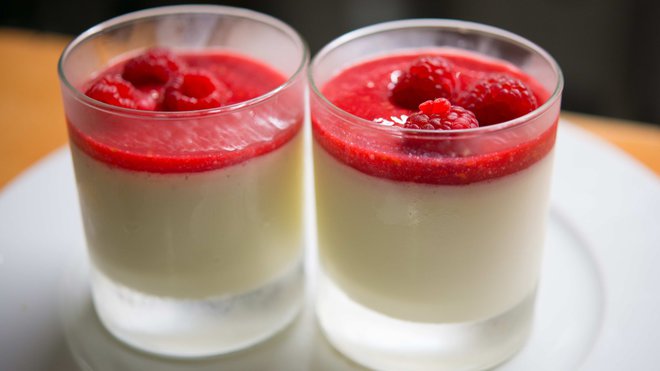 Pannacotta au coulis de framboises.