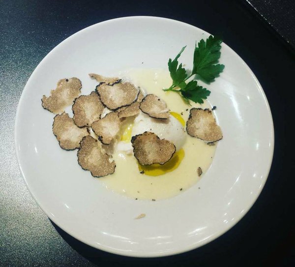 Spécialité des lieu; l’œuf poché à la crème de parmesan et truffe.