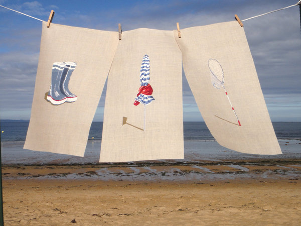 Filet de Pêche, Marée basse et Parasol fermé façon Deauville sont à broder au point de croix sur une toile de lin au format inhabituel.