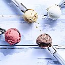 Pour le prix modique de 4,50 €, offrez-vous des glaces dignes du fait maison ! Les 9 parfums de la gamme Pure Sélection par Picard vous rafraîchiront avec gourmandise cet été. Vanille, caramel au beurre salé, cacao, café, fraise, framboise, citron, mangue-passion, chocolat ; par quoi commencerez-vous ?