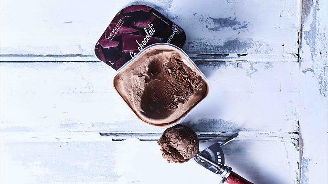 Comme pour le sorbet au cacao, c’est au Pérou que Picard a sélectionné son cacao pour cette glace au chocolat. L’assurance d’un goût parfaitement équilibré et puissant magnifié par une texture onctueuse. Le prix pour un bac de 380 gramme est de 4,50 €.