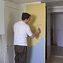 Etape 5 : Appliquer une couche de peinture glycérophtalique satinée ocre jaune au rouleau patte de lapin. Croiser les passes de peinture de droite à gauche, puis de bas en haut afin de bien tendre la peinture sur le support. Etape 5 : Appliquer une couche de peinture glycérophtalique satinée ocre jaune au rouleau patte de lapin. Croiser les passes de peinture de droite à gauche, puis de bas en haut afin de bien tendre la peinture sur le support.