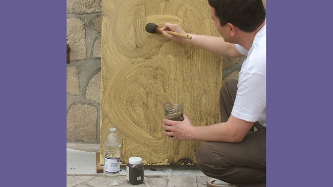 Etape 7 : Préparer un glacis à l’eau, composé de vinaigre et teinté de pigment « terre de Cassel ». Appliquer ce glacis sur la porte à l’aide d’une brosse de pouce, en commençant de haut en bas.