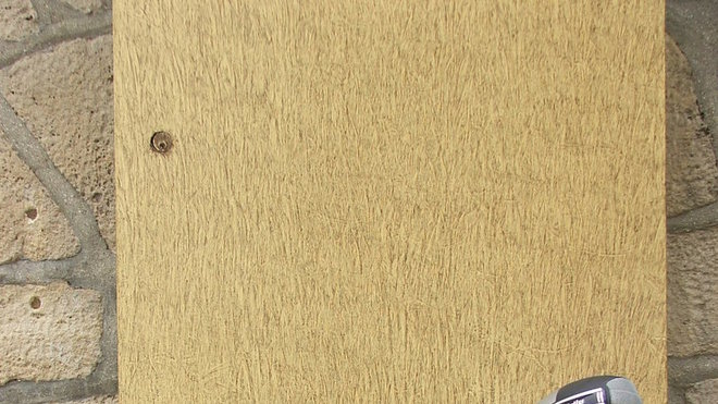 Etape 10 : Passer un sèche-cheveux afin d’accélérer le séchage du glacis à l’eau, sur l’ensemble de la porte.