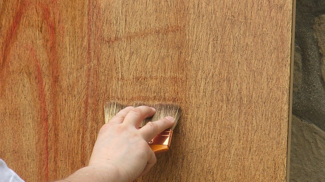 Etape 17 : Effectuer quelques effets de spalter sur les côtés de la ronce. Le geste doit être appuyé avec les doigts plantés dans les soies du spalter.