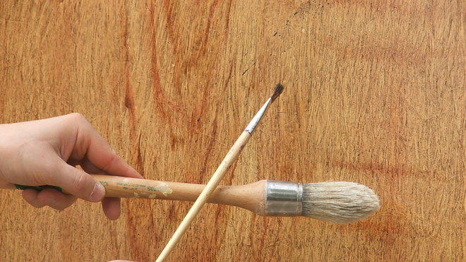 Etape 21 : Toujours avec la même brosse à tableau chargée de teinté terre d’Ombre brûlée et terre d’Ombre naturelle, le tout  légèrement liquide, projeter quelques petites tâches, plutôt sur le bois de fil (partie calme du bois) que sur la ronce.