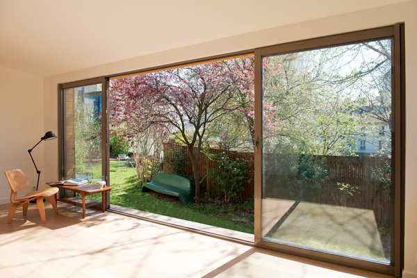 Le premier agrandissement profite au salon. Orienté au sud, il est doté d’une large baie vitrée s’ouvrant sur le jardin qui s’invite dans la maison comme un tableau impressionniste XXL. L’été, les feuillages environnants limitent l’entrée de la chaleur.