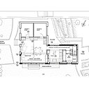 Au sud, la maison de 85 m² a gagné 13 m² avec une première extension qui profite à la pièce à vivre et au salon. Elle s’est substituée à une terrasse donnant sur le jardin. Côté cour arrière, au nord, la maison a gagné une seconde extension de 7 m² qui profite à la cuisine et offre une nouvelle vue à cette pièce.