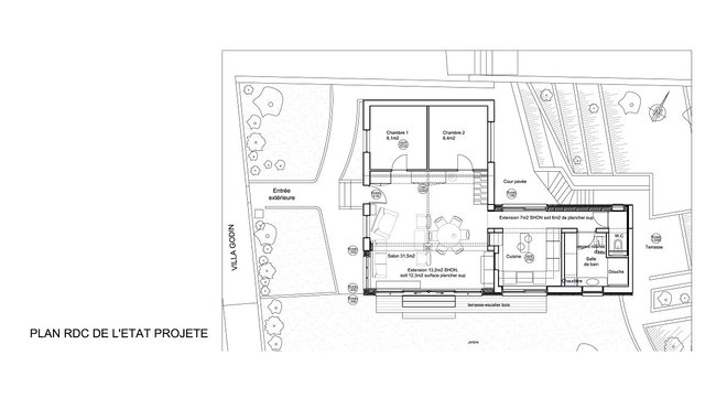 Au sud, la maison de 85 m² a gagné 13 m² avec une première extension qui profite à la pièce à vivre et au salon. Elle s’est substituée à une terrasse donnant sur le jardin. Côté cour arrière, au nord, la maison a gagné une seconde extension de 7 m² qui profite à la cuisine et offre une nouvelle vue à cette pièce.