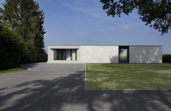 De forme compacte, la construction, réalisée dans un matériau à forte inertie, offre une consommation réduite en énergie.