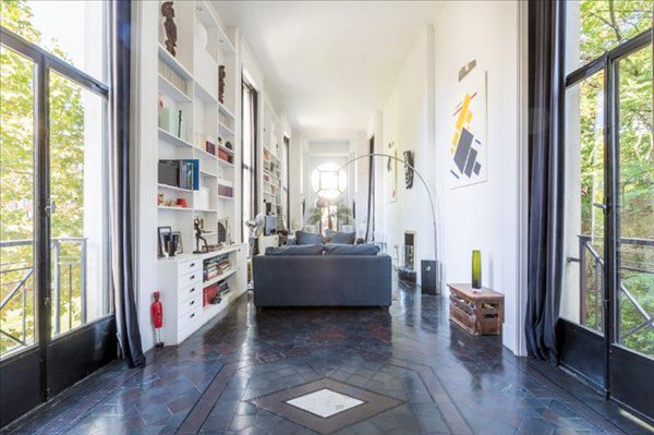 L’intérieur est caractérisé par une pièce principale à la lumière traversante qui profite d’une triple exposition, avec vue sur la cime des arbres. Elle se distingue par sa forme rectangulaire, tout en longueur, qui suit les lignes du bâtiment dessiné à la façon d’un paquebot.