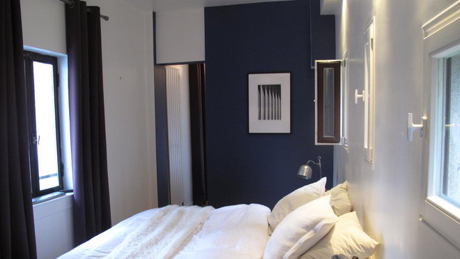 Le niveau inférieur, avec entrée privative, comprend une suite parentale « cabine » avec salle de bains et dressing, une deuxième chambre en enfilade avec salle d’eau et des pièces de services.