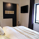 La chambre de la suite parentale épouse le lit comme un cocon. La décoration en noir et blanc renforce la géométrie de l’espace.