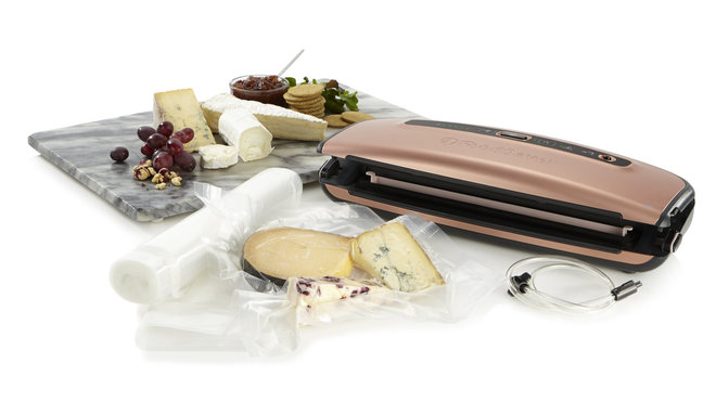 Une fois emballé sous vide, un morceau de fromage pourra se conserver 4 à 8 mois. Et si on veut en prélever une tranche, il suffit de couper le sachet au ras de la soudure et de le re-souder ensuite. Hyper astucieux… et économique !