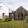 Une extension contemporaine en bois brûlé