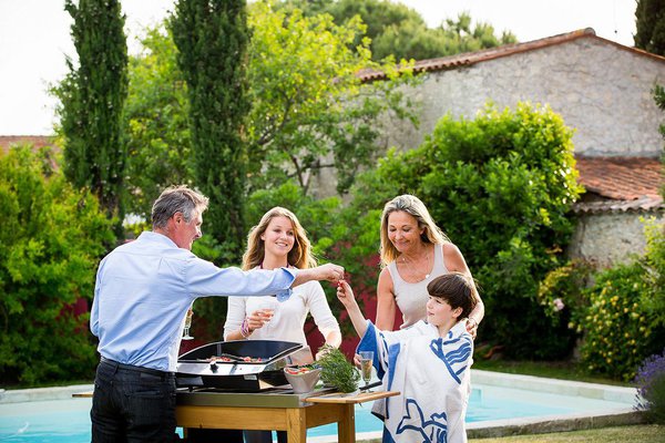 Pratique, la Plancha Eno Océane 50, est compacte et de grande qualité ; son châssis en inox lui permet de résister aux intempéries pour un usage extérieur. La cuisson modulable au gaz de 150 à 360 degrés vous offrira une cuisson personnalisée, une cuisine saine sans ajout de graisse, et sans contact direct avec la flamme. Pratique, son mode pyrolyse facilitera son nettoyage entre chaque cuisson. La plancha Eno de conception française est garantie 10 ans, 339 €. Le pack Océane avec chariot, 449 €.