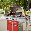 Pour les amateurs de barbecues tout au long de l’année, le Barbecue à Gaz GZ400R de Carrefour présente de nombreux avantages, à commencer par sa rapidité et simplicité d’utilisation. Pratique, ses 4 brûleurs inox sont  à réglages indépendants. Vous pourrez profiter à la fois d’une grille de cuisson ainsi que d’une plancha en fonte émaillée, pour des plats variés et gourmands ! Les plus : thermomètre intégré, allumage électronique et compartiment de rangement pour ce barbecue à 299,90 €. Existe aussi en noir