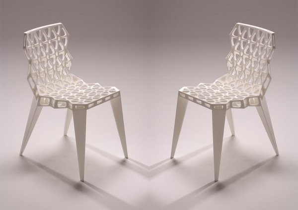 Objet ajouré, flottant dans l’espace et forme dessinée par l’ordinateur, la Sinterchair N° 4 créée par Vogt and Weizenegger en 2002. Collection Alexander von Vegesack.