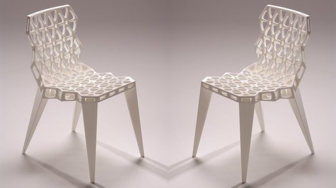 Objet ajouré, flottant dans l’espace et forme dessinée par l’ordinateur, la Sinterchair N° 4 créée par Vogt and Weizenegger en 2002. Collection Alexander von Vegesack. Objet ajouré, flottant dans l’espace et forme dessinée par l’ordinateur, la Sinterchair N° 4 créée par Vogt and Weizenegger en 2002. Collection Alexander von Vegesack.