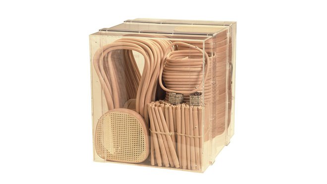 Ce modèle de démonstration d'une caisse de transport avec 36 chaises Thonet N° 14, est une création anonyme de 1986. Elle représente les prémices de la production en série et des débuts de la fabrication en kit à la fin du XIXème siècle. Ils ont été mis au point par Michael Thonet pour réduire les coûts de production et de transport, alors qu’il inventait aussi le bois étuvé et courbé par la chaleur. Collection Alexander von Vegesack. Ce modèle de démonstration d'une caisse de transport avec 36 chaises Thonet N° 14, est une création anonyme de 1986. Elle représente les prémices de la production en série et des débuts de la fabrication en kit à la fin du XIXème siècle. Ils ont été mis au point par Michael Thonet pour réduire les coûts de production et de transport, alors qu’il inventait aussi le bois étuvé et courbé par la chaleur. Collection Alexander von Vegesack.