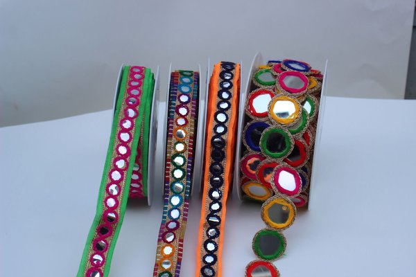 Les galons miroirs rebrodés en petite et grande largeur.