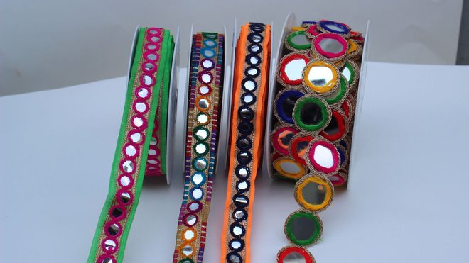 Les galons miroirs rebrodés en petite et grande largeur.