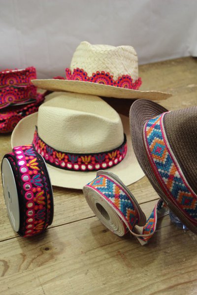 Des chapeaux de paille en veux-tu, en voilà ! Il y en aura pour tous les goûts.