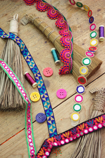 Boutons, fils et rubans sont assortis.