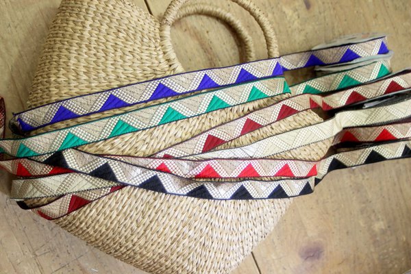 Rubans graphiques, géométriques et colorés.